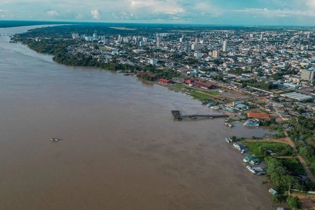 Thumbnail:  A imagem mostra uma pessoa lavando as mãos embaixo de um chuveiro ou torneira, com água caindo sobre os dedos e formando gotas ao redor. O foco está nas mãos, destacando o ato de higiene e a importância do acesso à água limpa. A cena transmite simplicidade e essencialidade, ressaltando o valor da água para a saúde e o bem-estar; disponível em https://ijsn.es.gov.br/noticias/dia-mundial-da-agua-ijsn-divulga-especial-sobre-a-importancia-do-recurso